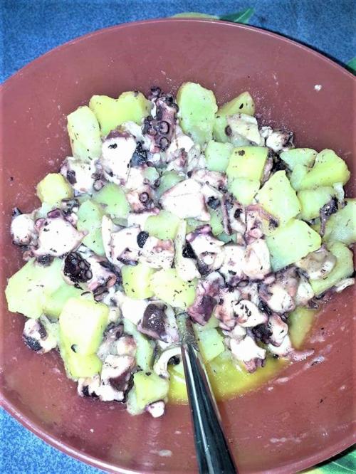 <p>Ensalada de pulpo y patata preparada a bordo durante excursiones de pesca y snorkeling en Alghero</p><p><br></p>