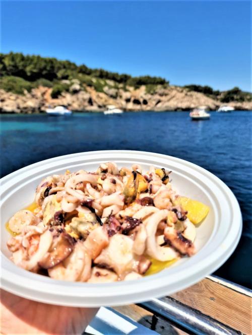 <p>Oktopus und Kartoffelsalat an Bord bei Angel- und Schnorcheltouren in Alghero zubereitet</p><p><br></p>