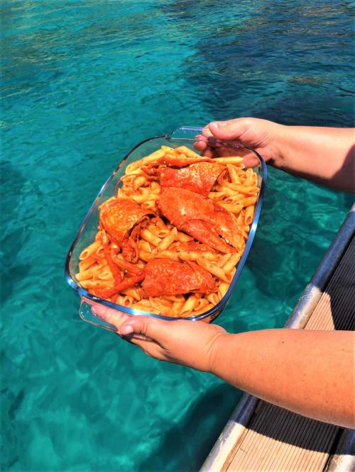 Primo piatto a base di pesce pescato in giornata durante tour in barca nell'Area Marina Protetta di Alghero