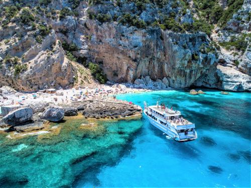 Tour tra le spiagge con mare cristallino del Golfo di Orosei