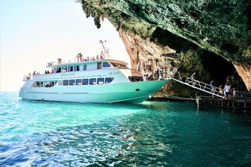 <p>Arrivée du bateau à moteur dans la Grotta del Fico</p><p><br></p>