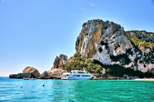 Escursione di una giornata intera nel Golfo di Orosei in motonave