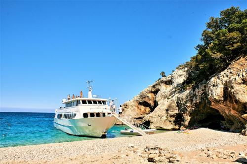 <p>Bateau à moteur arrive sur la plage dans le golfe d’Orosei</p><p><br></p>