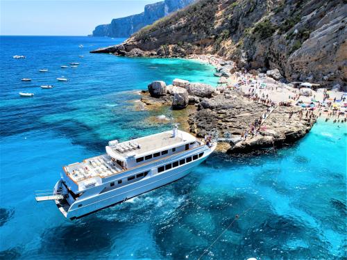 Navire à moteur dans le golfe d’Orosei