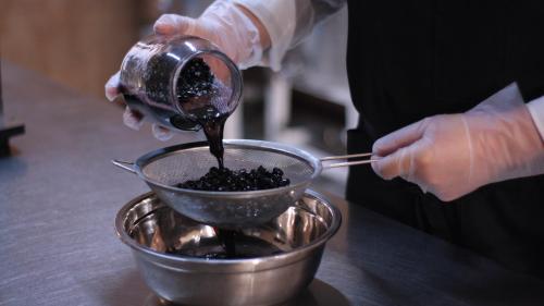 Le bacche di mirto vengono scolate