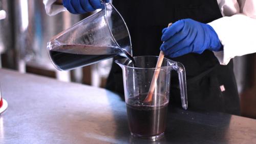 Fabricación de mirto en un taller de Sant'Antioco