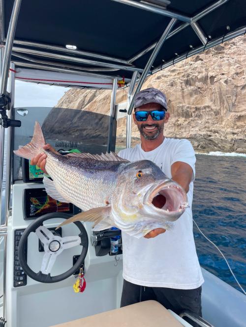 Pesce appena catturato a bordo di un gommone durante escursione di pesca con pescatore esperto locale