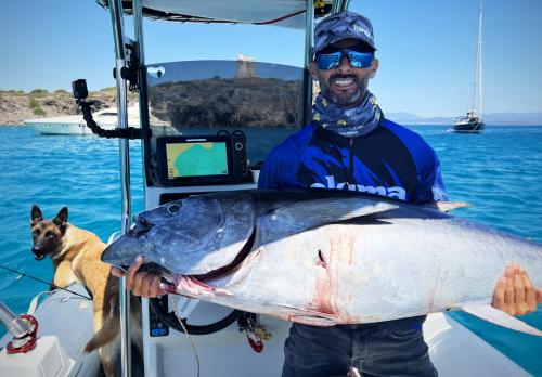 Pescatore a bordo di un gommone durante pesca nel sud ovest Sardegna