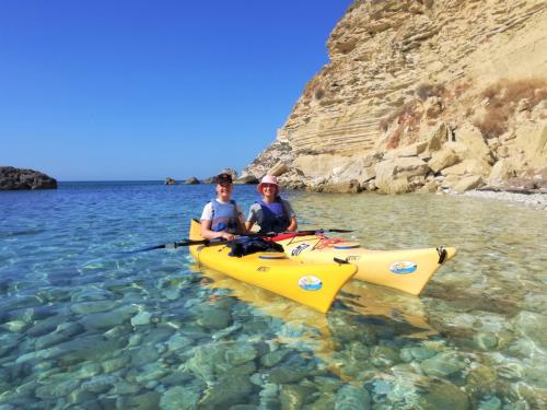 Coppia a bordo di due kayak singoli durante tour nel Golfo di Cagliari