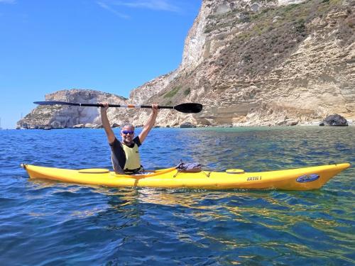 <p>Boy in canoe during experience in Cagliari</p><p><br></p>