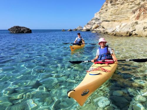 Turisti in kayak nel mare blu del territorio di Cagliari