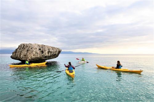 Gruppo di persone canoa nel Golfo di Cagliari