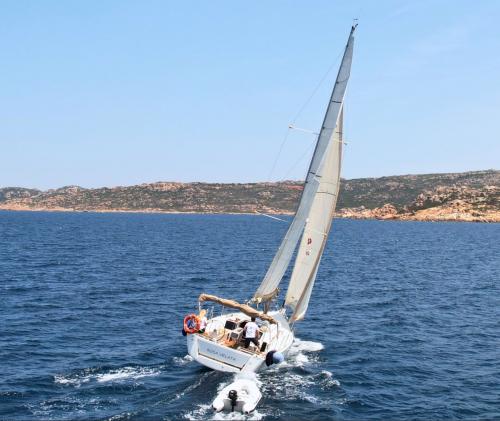 Barca a vela nel mare turchese nell'Arcipelago di La Maddalena