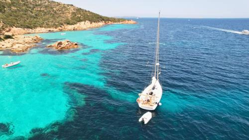 <p>Segelboot im türkisfarbenen Meer im Archipel von La Maddalena</p><p><br></p>