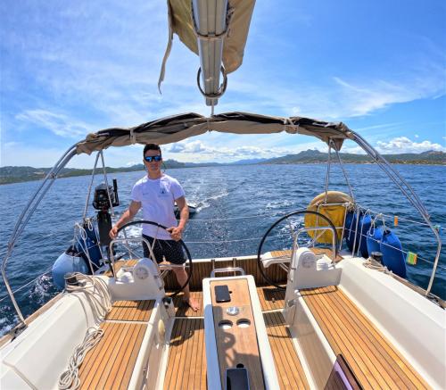 Skipper a bordo di una barca a vela nell'Arcipelago di La Maddalena
