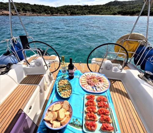 Aperitivo e pranzo a bordo di una barca a vela nell'Arcipelago di La Maddalena