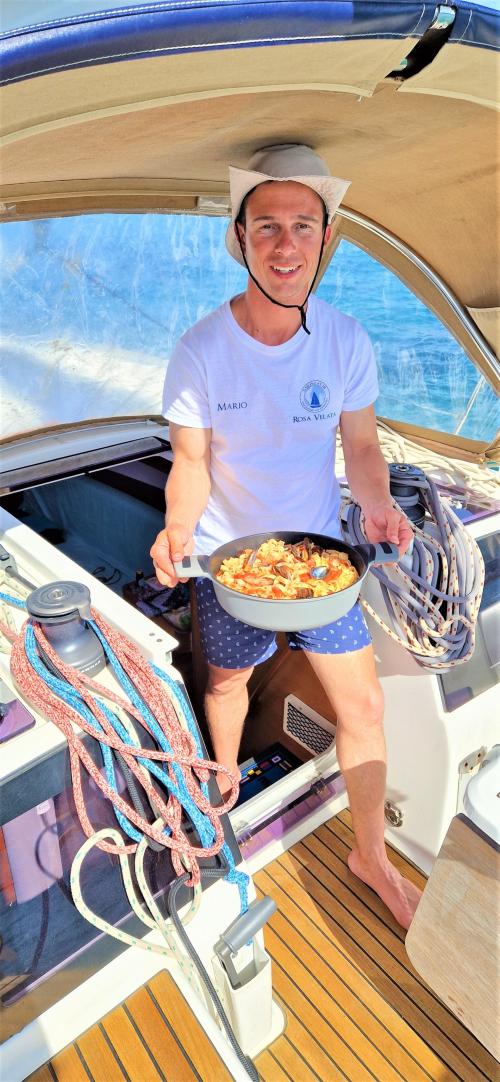 <p>Skipper kocht an Bord eines Segelbootes Mittagessen im Archipel von La Maddalena</p><p><br></p>