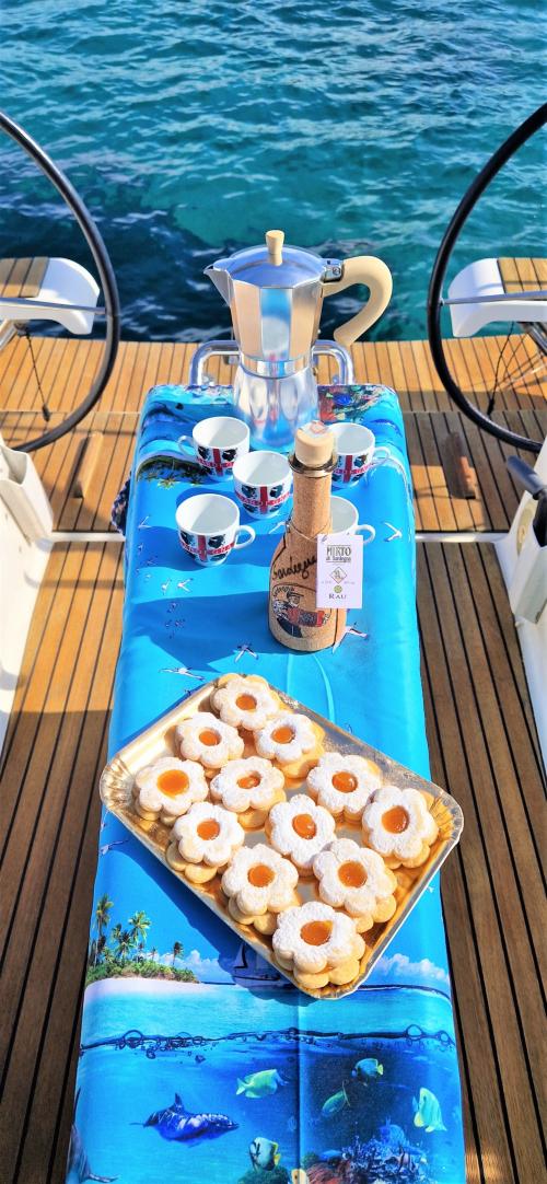<p>Süßigkeiten an Bord eines Segelbootes im Archipel von La Maddalena</p><p><br></p>