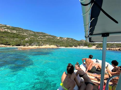<p>Schlauchboot mit Markise auf Tour im Meer des Archipels von La Maddalena</p><p><br></p>