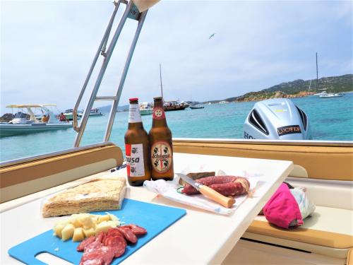 <p>Aperitif an Bord des Schlauchboots während der Tour durch den Archipel von La Maddalena</p><p><br></p>