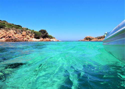 <p>Schlauchboot im blauen Meer des Archipels von La Maddalena</p><p><br></p>