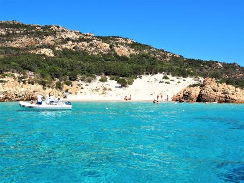 <p>Türkisfarbenes Meer zum Schnorcheln bei einem Bootsausflug im La Maddalena Archipel</p><p><br></p>