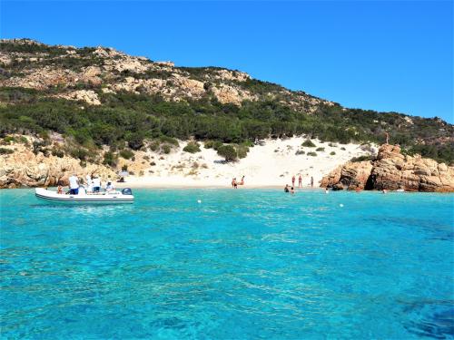 <p>Mar turquesa para bucear durante una excursión en barco en el archipiélago de La Maddalena</p><p><br></p>