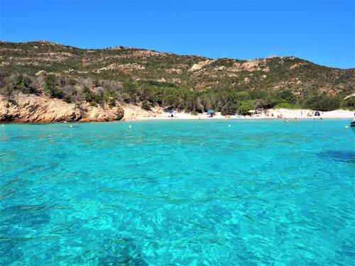 <p>Mar turquesa para bucear durante una excursión en barco en el archipiélago de La Maddalena</p><p><br></p>