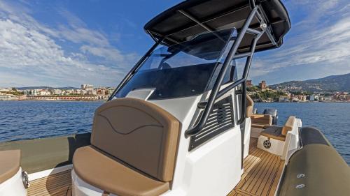 <p>Schlauchboot mit Markise auf Tour im Meer des Archipels von La Maddalena</p><p><br></p>