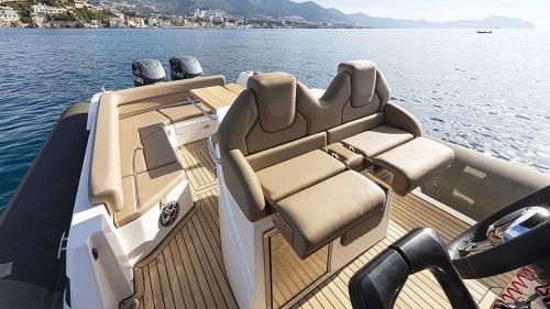 <p>Schlauchboot mit Markise auf Tour im Meer des Archipels von La Maddalena</p><p><br></p>
