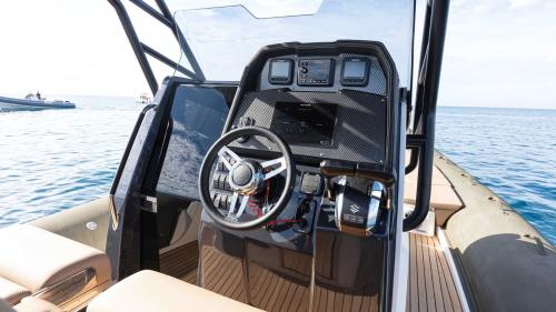 <p>Schlauchboot mit Markise auf Tour im Meer des Archipels von La Maddalena</p><p><br></p>