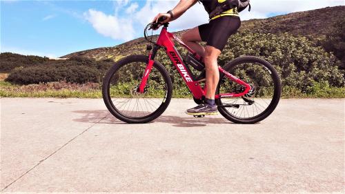 Turista en bicicleta eléctrica en Asinara