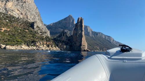 Vista sulla costa del Golfo di Orosei durante una gita in gommone