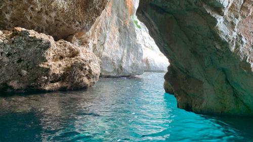 Acqua azzurra all'interno di un passaggio roccioso nel Golfo di Orosei