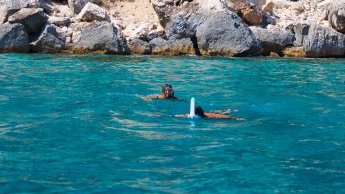 Zwei Personen beim Schnorcheln im azurblauen Wasser des Golfs von Orosei