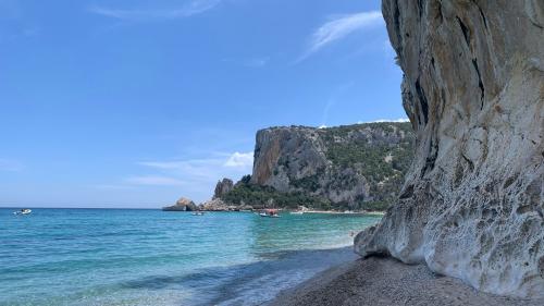 Vue de Cala Luna depuis une grotte