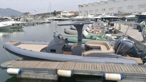 Schlauchboot im Hafen von Arbatax vertäut