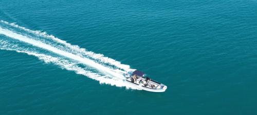 Schlauchboot während einer Tour durch das Meeresschutzgebiet Tavolara
