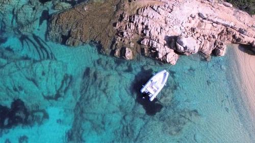 Schlauchboot während einer Tour durch das Meeresschutzgebiet Tavolara