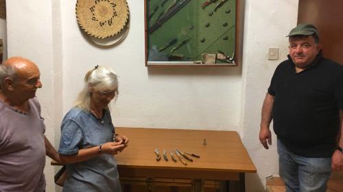 Arrêt dans l'atelier d'un coutelier lors de l'excursion en jeep à Dorgali