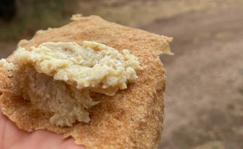Fromage typique sur pain carasau pendant la dégustation lors de la visite en jeep de Dorgali