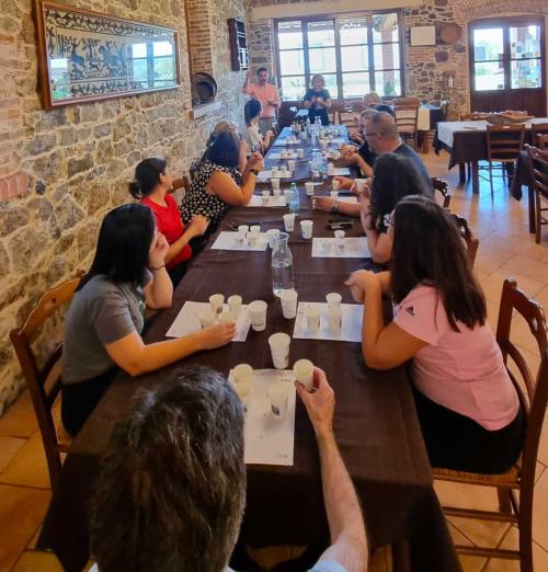 Mesa con personas degustando aceite