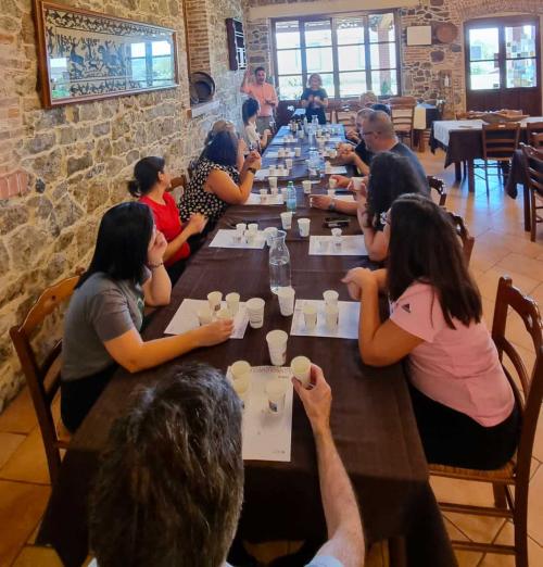 Table avec des personnes dégustant de l'huile