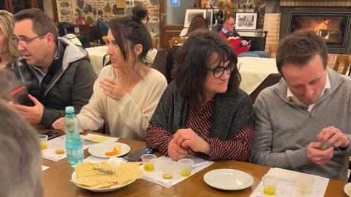 La gente prueba el aceite