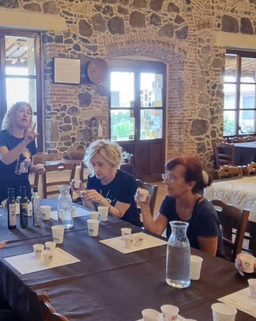 Degustación de aceite en un agroturismo de Oristano
