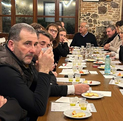La gente escucha la explicación durante la cata de aceite