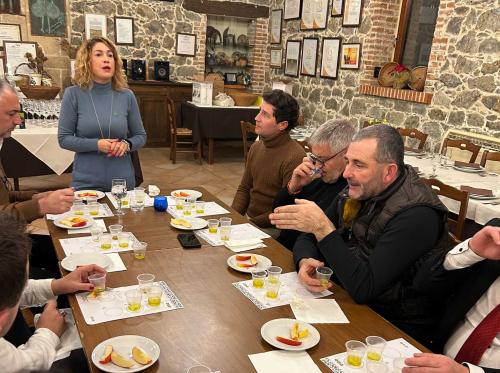 Sommelier explains the characteristics of oils during a tasting at a farmhouse