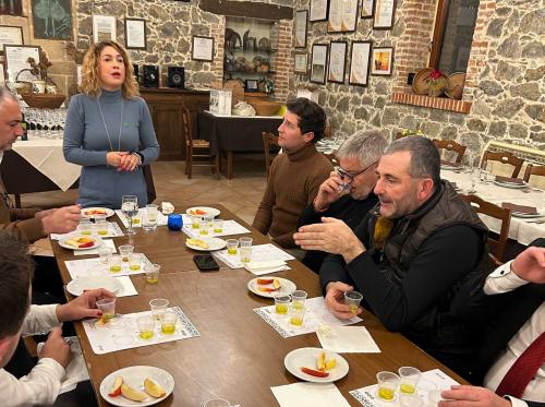 Un sumiller explica las características de los aceites durante una cata en una masía
