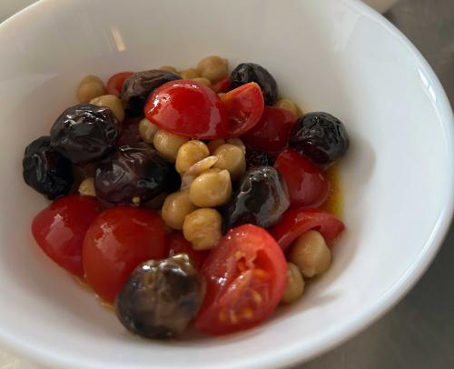 Schwarze Oliven mit Kirschtomaten und Kichererbsen