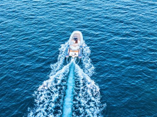 Schlauchboot im Meer von Cagliari während eines Sonnenuntergangs